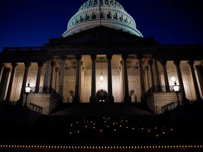 Demócratas y republicanos a las afueras del Capitolio guardan un minuto de silencio por los más de 800.000 estadounidenses muertos por la covid.