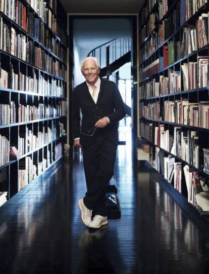 Giorgio Armani, fotografiado para ICON DESIGN en su residencia milanesa, a unos pasos del megacomplejo de la Via Manzoni donde están sus tiendas de moda, el Armani Hotel, el restaurante Nobu, el Emporio Armani Caffè y el club nocturno Armani Privé, todos de su propiedad.
