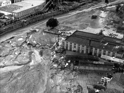 Fàbriques de Rubí inundades per la riuada de 1962. / Arxiu Roset