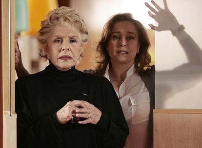 Lola Herrera y Natalia Dicenta, en una escena de <i>Fuera de lugar. </i>