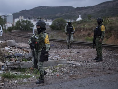 Elementos del Ejército resguardan la zona donde fueron hallados los cuerpos de cuatro personas en Zacatecas, este miércoles.