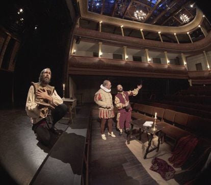 Actores representando una escena cervantina en el corral de comedias de Alcalá.