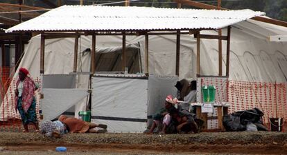 Enfermos con el virus del ébola en el exterior de un hospital de Médicos sin Fronteras en Monrovia (Liberia).