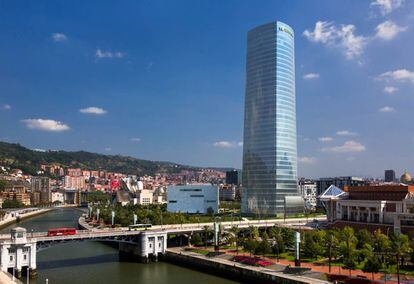 Torre Iberdrola (Bilbao). Construida en 2011, fue la primera torre en Europa en obtener la certificación LEED Platinum (la calificación más alta del Consejo de Construcción Ecológica de los Estados Unidos en diseño sostenible). La elegante torre de cristal de 41 pisos es el punto focal de la zona de Abandoibarra de la ciudad. La forma se asemeja a un galón, pero con un lado, la espalda, más corta. Los dos los lados más largos forman una proa que apunta por la diagonal a la ciudad, un gesto que se amplifica con una base escultórica de vidrio y acero.