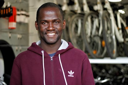 Mamadou Saliou en una de sus tiendas de alquiler de bicicletas en el centro de Barcelona.