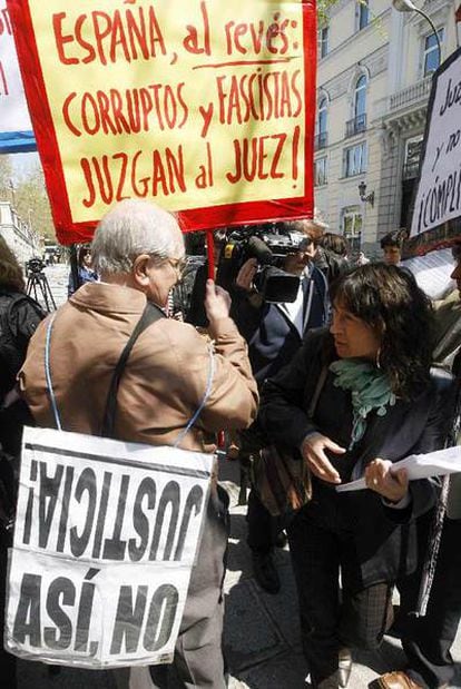 El abogado argentino especializado en derechos humanos Carlos Slepoy atiende a los periodistas.