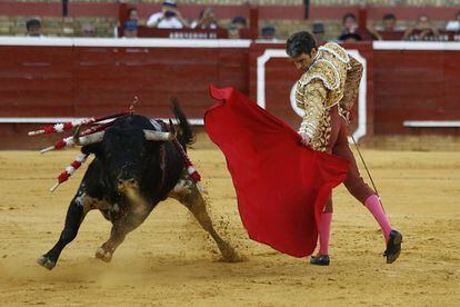 El diestro José Tomás, durante su primer toro en la plaza de toros de la Merced en Huelva.