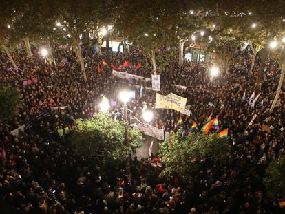 Concentración feminista en la Plaza Nueva de Sevilla.