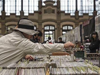 Un aficionado rebusca entre los discos de la feria.