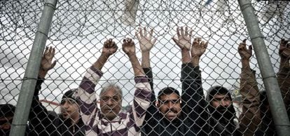 Inmigrantes tras la valla del centro de detenci&oacute;n de Amygdaleza, al norte de Atenas, el pasado 14 de febrero.