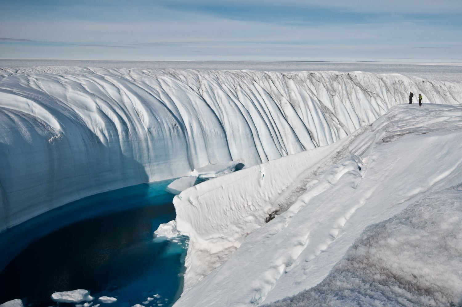El agua cada vez más cálida acelera el deshielo de los casquetes polares.