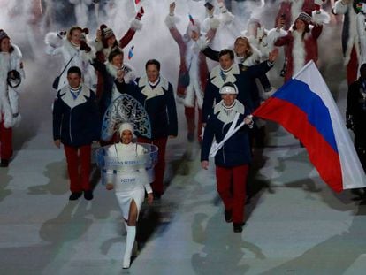 Irina Shayk, delante de la delegaci&oacute;n rusa, en la apertura de los Juegos de Sochi.