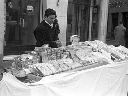 Venta ambulante de mazapán y turrón para las fiestas navideñas, en una calle de Madrid, en 1956.