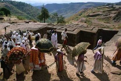 Peregrinos en Bet Giyorgis (San Jorge), una de las iglesias excavadas de Lalibela, al norte de Etiopía.