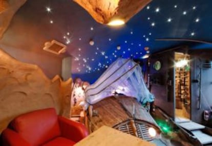 Decoración lunar en una de las habitaciones del hotel Ballade des Gnomes, en Heyd (Bélgica).