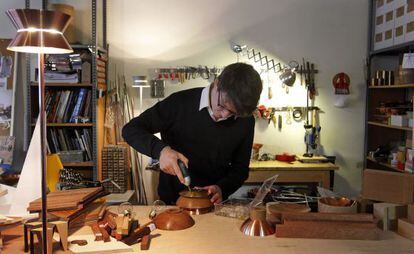 El diseñador Álvaro catalán, en su taller.