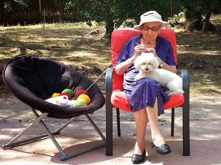 La abuela Florentina, junto a su perrita 'Luna' en 2014.