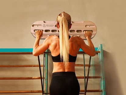Las tablas colgantes también se pueden utilizar para realizar infinidad de ejercicios fitness, como dominadas o series pull-up.