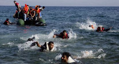 Migrantes llegan a nado a Lesbos ayer tras un naufragio.