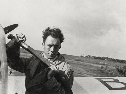 Albert Camus, durante un viaje a Inglaterra en 1948.