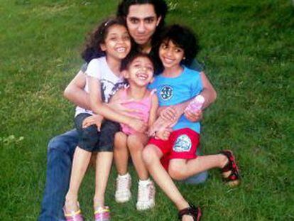 Raif Badawi, con sus tres hijos.