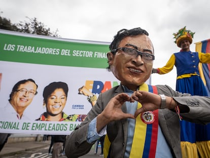 Miles de seguidores se reúnen en una marcha pacífica para apoyar al presidente Gustavo Petro, en Bogota.