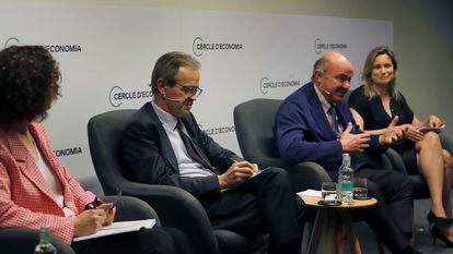 Jordi Gual, presidente de VidaCaixa, y Luis de Guindos, vicepresidente del Banco Central Europeo, en el centro, durante el acto celebrado en el Círculo de Economía.