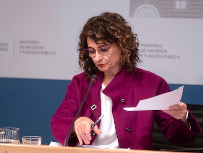 La ministra de Hacienda y Función Pública, María Jesús Montero, comparece ante los medios este jueves para presentar un avance de los datos de cierre de recaudación tributaria correspondientes a 2021, en la Sede del Ministerio Madrid (España).