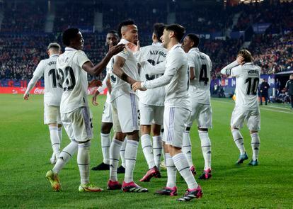 Los jugadores del Real Madrid celebran su segundo tanto ante Osasuna.