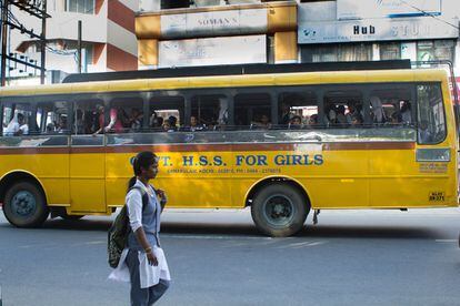 Un autobús escolar de chicas recorre las calles de Cochin. Los valores referentes a la proporción de sexos en Kerala también es mejor que el nacional. Mientras que en el estado del sur hay 1.084 mujeres por cada mil hombres, en el resto de India el índice desciende a 940.