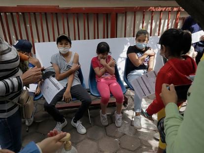 Un grupo de menores de es vacunado contra la Covid-19 en Ciudad de México.