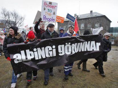 Un grupo de islandeses se manifiesta en contra de pagar las deudas bancarias al Reino Unido y Holanda en 2010.
