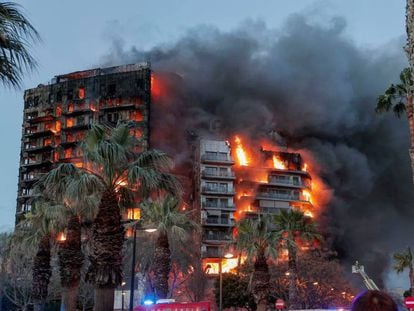 Trágico incendio en un edifico en Valencia: los registradores ofrecen certificaciones gratuitas de los pisos