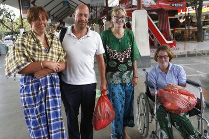 Supervivientes holandeses y alemanes del naufragio, en el Aeropuerto Internacional de Ngurah Rai en Bali, el 19 de agosto de 2014.