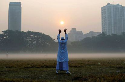 Un hombre se ejercita en un parque durante una mañana invernal en Calcuta (India).