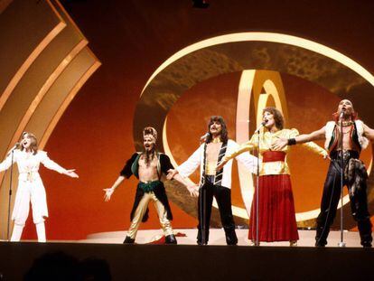 Los alemanes Dschingis Khan-Musik-Gruppe, en el festival de Eurovisión celebrado en Jerusalem en 1979, coordinados delante de la obra del polaco Dov Ben David. |