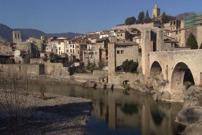 Puente medieval de Besal&uacute;, municipio de la Garrotxa que estar&iacute;a afectado por el plan del Gobierno.