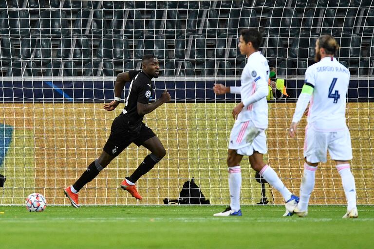 Marcus Thuram celebra el 1-0 ante el lamento de Varane y Ramos.
