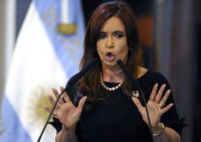 La presidenta de Argentina, Cristina Fernández pidió a los bancos privados que para promover estos créditos "dediquen la misma publicidad" que emplean para difundir sus líneas destinadas al consumo. EFE/Archivo
