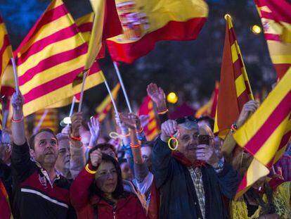 Simpatitzants de Societat Civil Catalana celebren el 12-O al Parc Can Drag&oacute;.