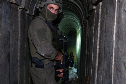 Un soldado se encuentra en lo que el ejército israelí dice que es un túnel excavado por militantes de Hamás en el interior del complejo hospitalario de Al-Shifa, durante una visita organizada y revisada por Israel.