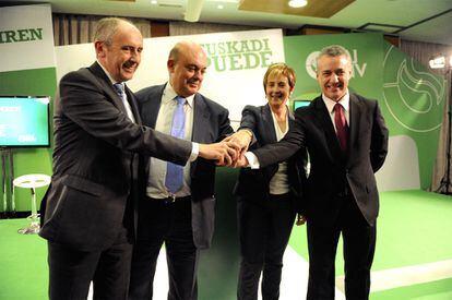 Encaminada la paz, el empleo es la prioridad para el PNV, que inició ayer una campaña en que defiende casi un centenar de iniciativas para revitalizar la economía. Su líder, Iñigo Urkullu (en la imagen, a la derecha, con sus tres cabezas de lista, Arantza Tapia, Emilio Olabarria y Josu Erkoreka), recordó en Vitoria que el paro ha crecido en Euskadi un 25% el último año.