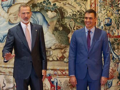 El presidente del Gobierno, Pedro Sánchez, y el rey Felipe VI, este martes, en el palacio de la Almudaina, en Palma de Mallorca.