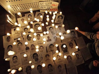 Velas en cada fotograf&iacute;a de los chicos desaparecidos.