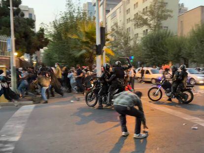 La policía iraní motorizados dispersan a los manifestantes en Teherán, el 15 de noviembre de 2022.