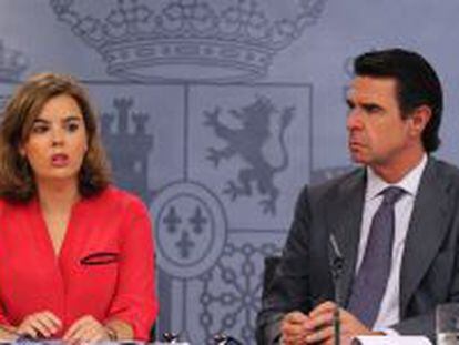 La vicepresidenta del Gobierno, Soraya S&aacute;enz de Santamar&iacute;a, y el ministro de Industria, Energ&iacute;a y Turismo, Jos&eacute; Manuel Soria, durante la rueda de prensa posterior a la reuni&oacute;n del Consejo de Ministros.