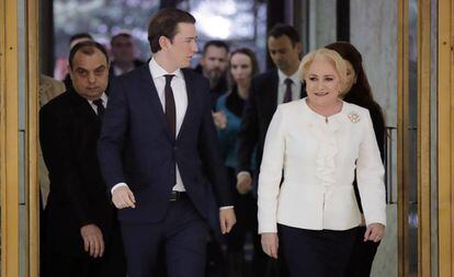 El canciller austriaco Sebastian Kurz, dando el relevo a la primera ministra rumana, Viorica Dancila.