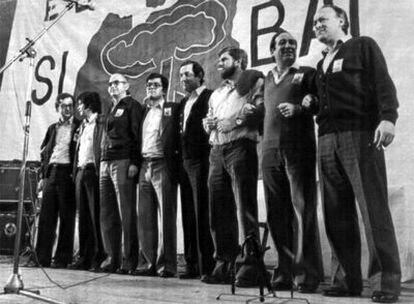 Los participantes en un mitin conjunto a favor del "sí" al Estatuto, el 21 de octubre de 1979 en San Sebastián. De izquierda a derecha, Txiki Benegas (PSE), Castells (ESEI), Mariano Zufía (Partido Carlista), Gorrochategui (PTE), Carlos Garaikoetxea (PNV), Roberto Lertxundi (PCE-EPK), Juan María Bandrés (EE) y Xabier Arzalluz (PNV).
