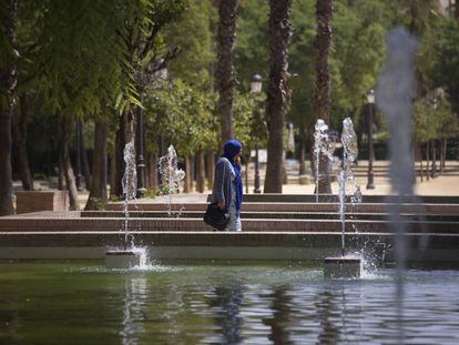 Una mujer con un hiyab pasea por Sevilla. 