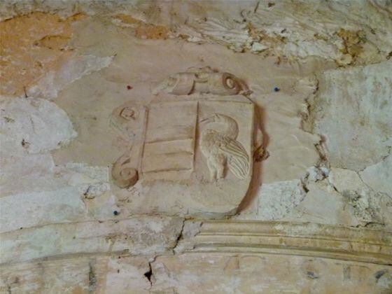 Detalle de un escudo esculpido en la Alquería del Moro.